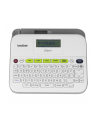 Brother P-TOUCH D400 LETTERING MACHINE The PT-D400 is an easy to use label maker that allows you to quickly create personalized, professional-looking labels. With 14 fonts, 10 font styles, over 600 symbols plus barcodes, this - nr 6